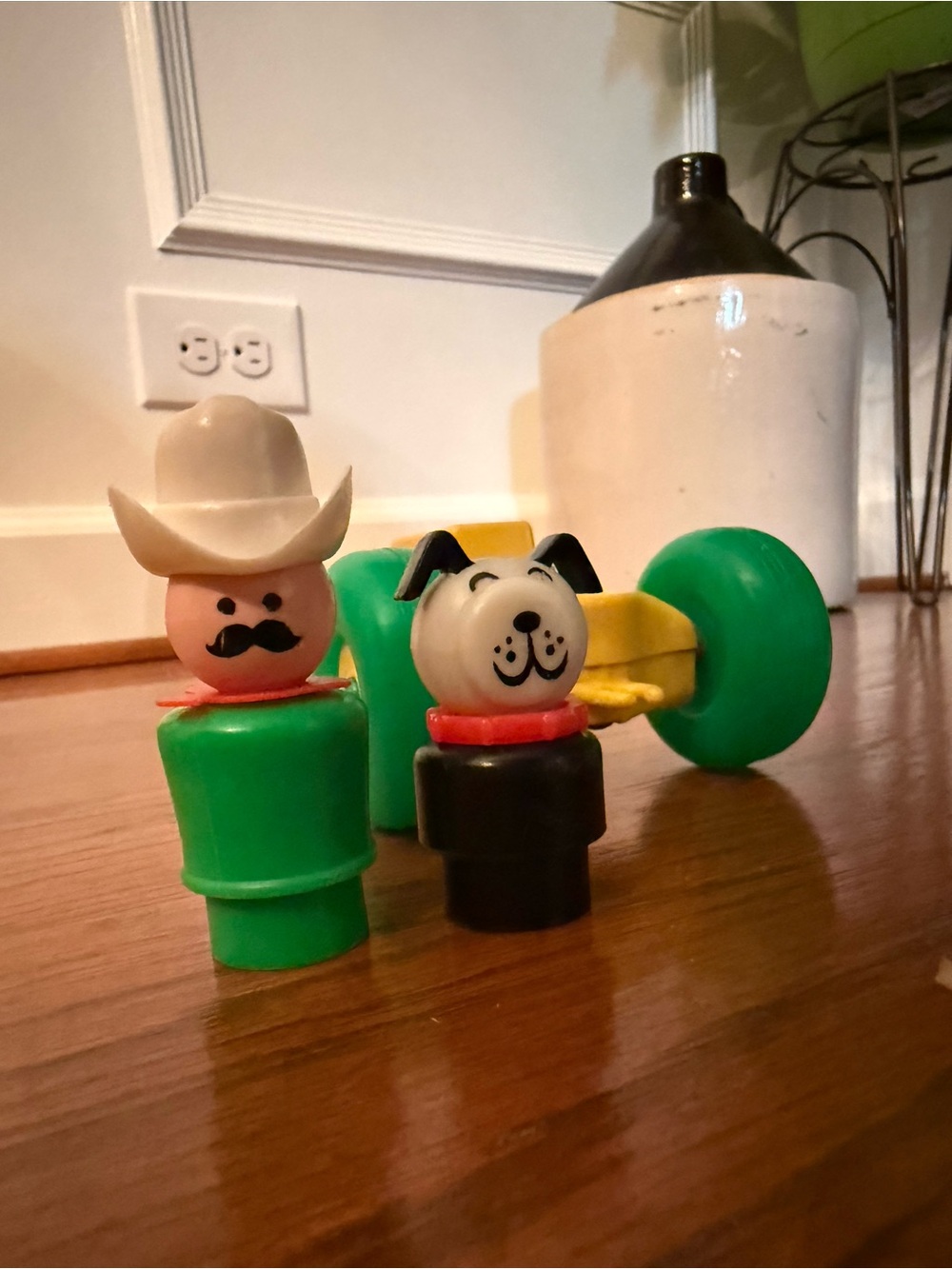 Vintage Fisher Price Little People Tractor Cowboy & Dog Lot Farm Western - Picture 3 of 3